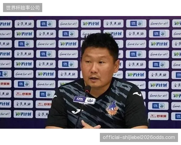 本土教练刘建业将总身价低廉的重庆铜梁龙带到联赛第二，其务实的防守反击战术备受好评。
